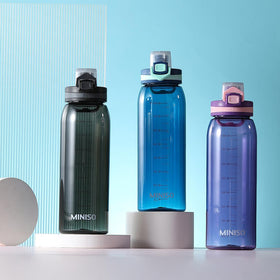 MINISO Botol Minum Air 900ml Plastik Olahraga Skala Sport Drinking Water Bottle Perjalanan Portabel